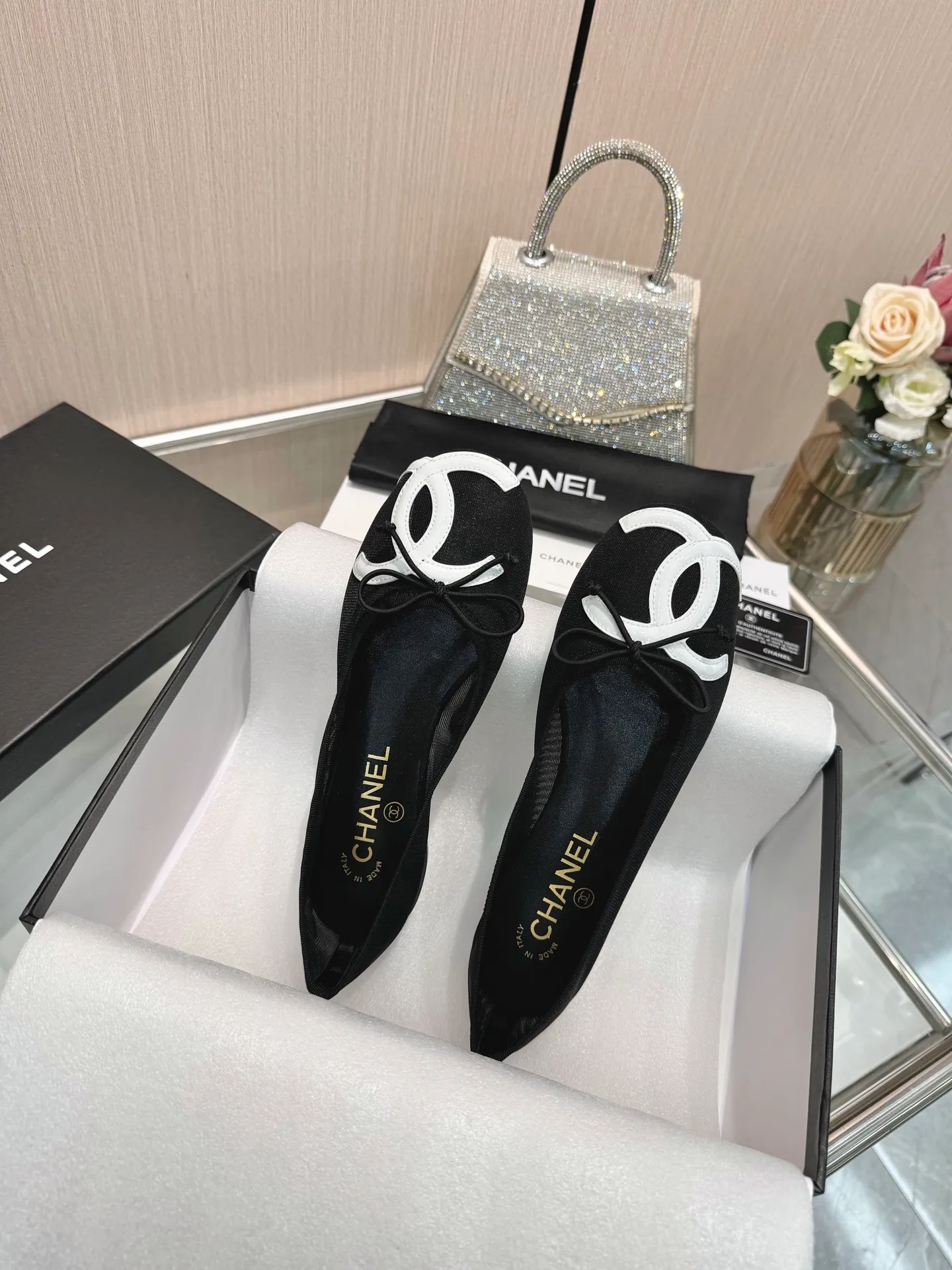 👟👟Ex-factory price 480👟👟 | ²⁰²5 𝐬𝐬 🤍🤎𝐂𝐇𝐀𝐍𝐄𝐋 Chanel 26A catwalk style handmade Mary Jane women's shoes. Ballet shoes are so amazing, the bow pattern is so cute! Even if I don’t wear flat shoes, I can’t resist the temptation! The second recommended pair of Chanel logo women's shoes has great texture and is versatile. It is made of lambskin and has an original two-color outsole. Size: 35-40 (41 can be customized and cannot be returned or exchanged)